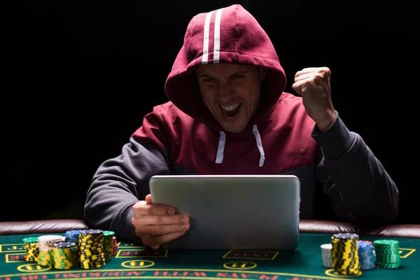 Online Poker Etiquette: Dos and Don'ts